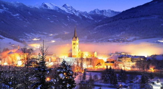 Radstadt im Winter am Abend