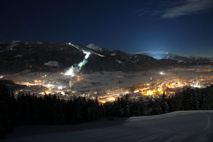 Radstadt im Winter mit beleuchteter Rodelbahn