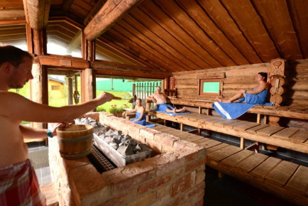 Saunalandschaft in der Therme Amadé